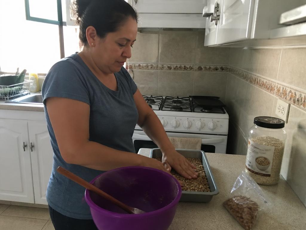 Señora mexicana preparando barras de granola en una cocina casera